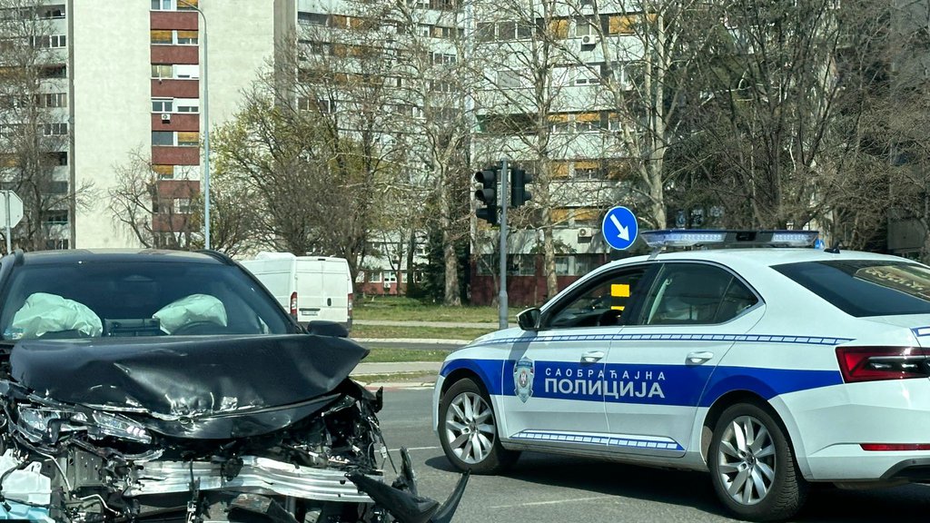 Te Ak Udes Na Novom Beogradu Automobil Potpuno Smrskan Policija Na