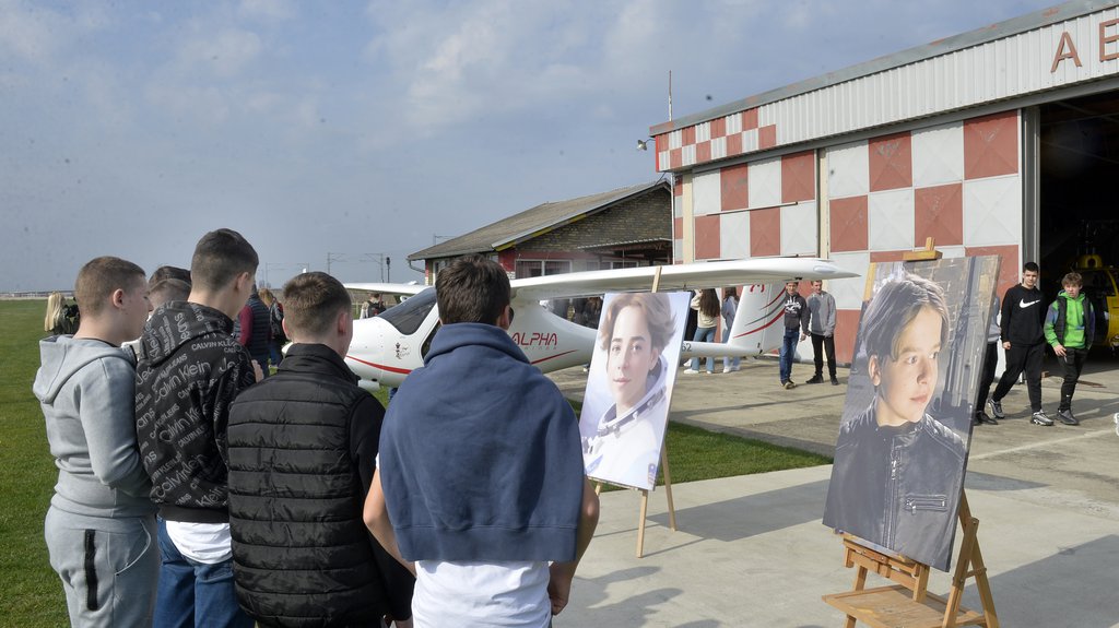 Torta U Obliku Klavira I Slatki I Koji Padaju Sa Neba Roditelji