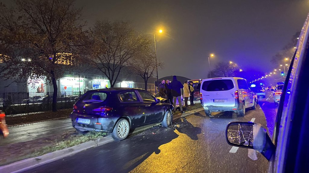 SUDAR AUTA I ŠLEPERA U BEOGRADU IZAZVAO HAOS U SAOBRAĆAJU Formirala