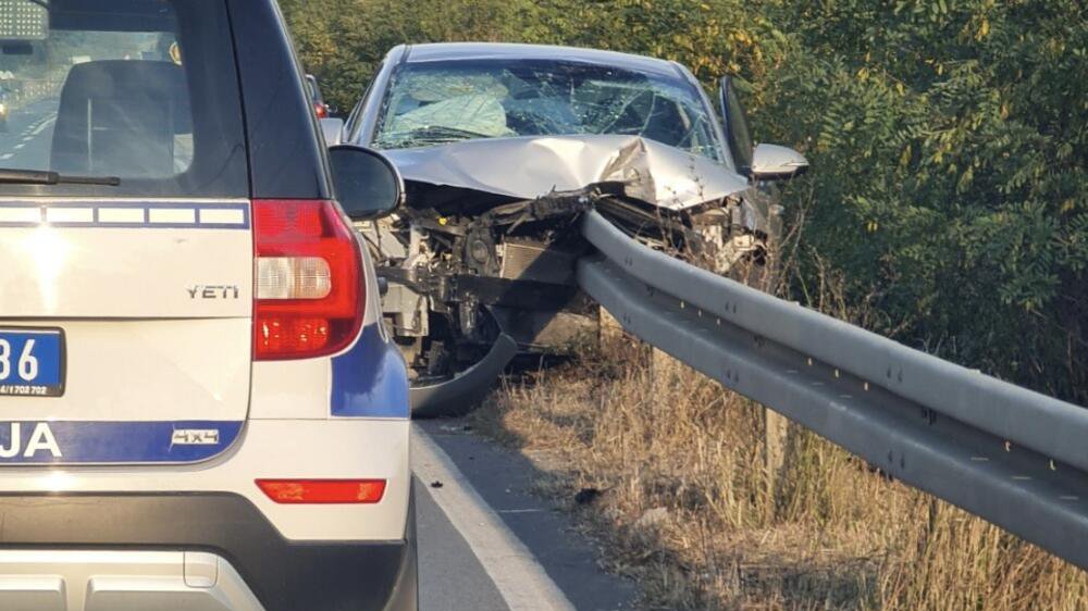 Jeziva Saobra Ajna Nesre A Na Izlazu Iz Valjeva Automobil Potpuno