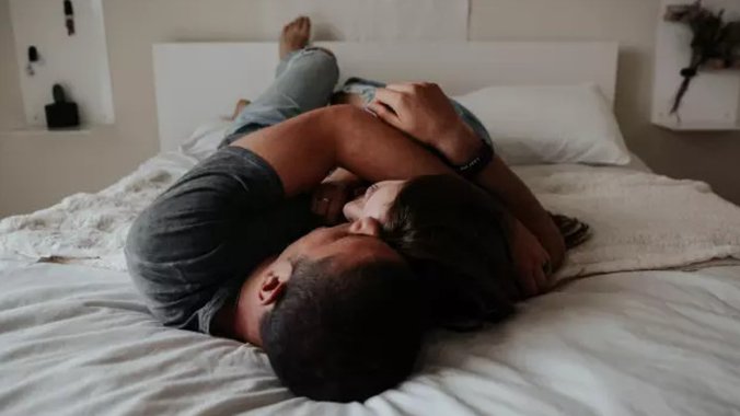 Ljubavni zagrljaj u krevetu