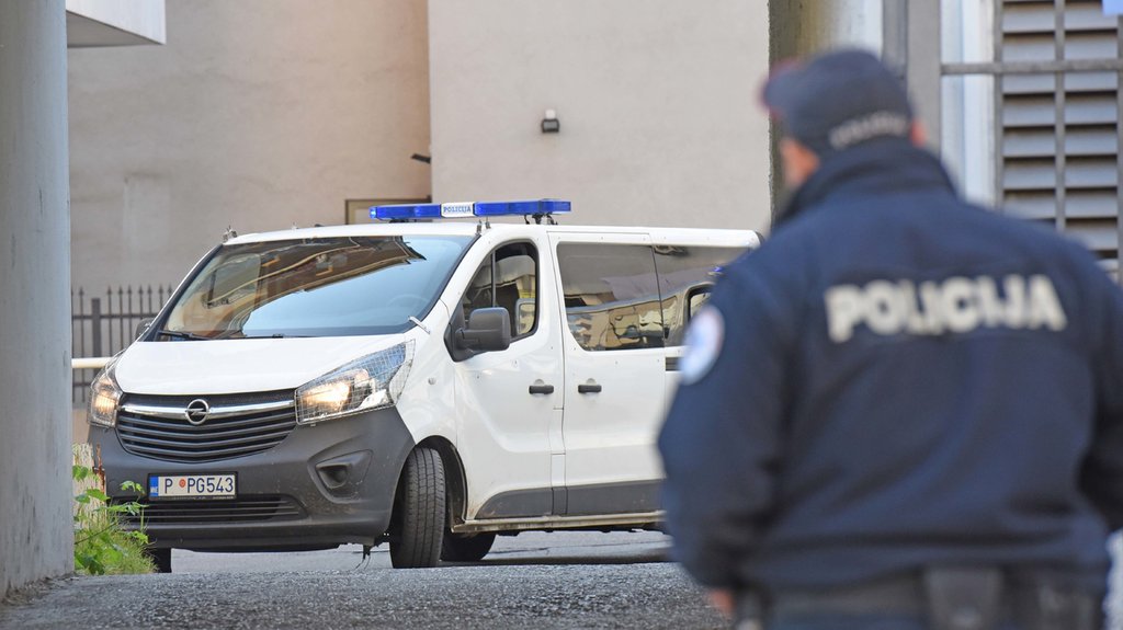 MAJKA OSTAVILA DETE BEZ NADZORA, PA IZAŠLA U PROVOD Mališan se probudio, pa uplakan izašao na terasu: Stanari pozvali policiju