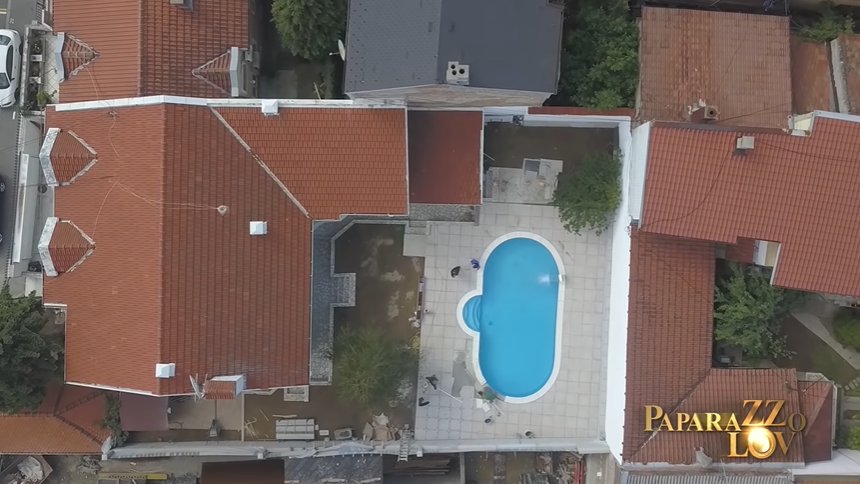 Imamo dve kuće, jedini naslednik je... Evo šta pripada Stefanu Kariću, učesniku Elite 10: Pogledajte kako izgleda luks vila na Zvezdari sa bazenom (FOTO)