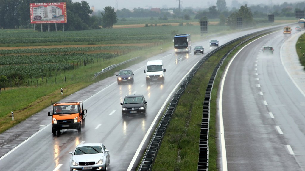 AMSS: Intenzitert saobraćaja pojačan, magla usporava vožnju, na granicama mirno