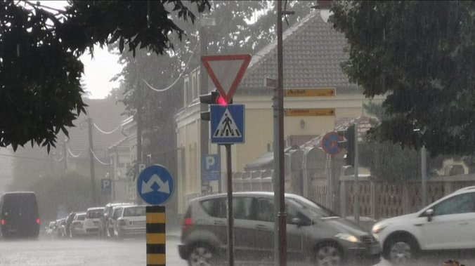 ZBOG VELIKIH POPLAVA INTERVENISAO I MUP Evakuisane tri osobe, u toku je crpljenje vode iz potopljenih kuća | pink.rs