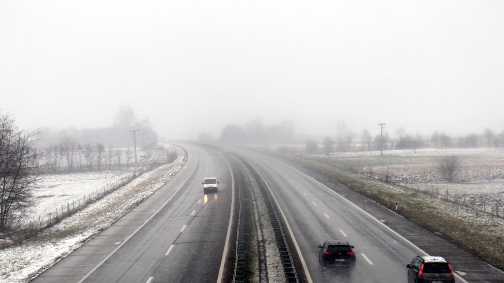 VOZAČI, OBRATITE PAŽNJU: Smanjena vidljivost zbog magle na auto-putu kod Bujanovca