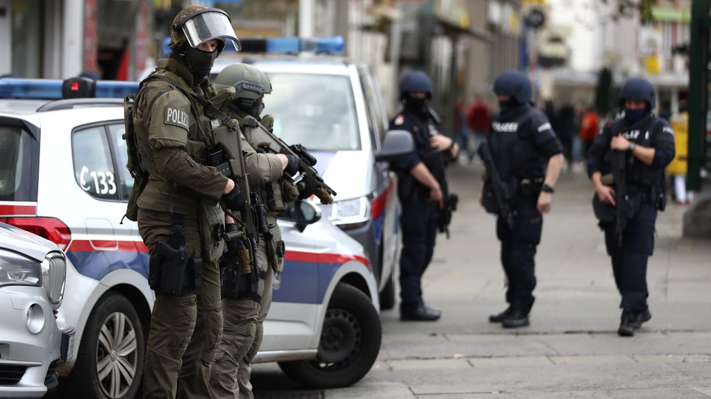 HOROR U BEČU! Žena satima slušala svađu iz susednog stana, pa pozvala policiju! Kada su ušli unutra zatekli su zastrašujuću scenu u spavaćoj sobi!