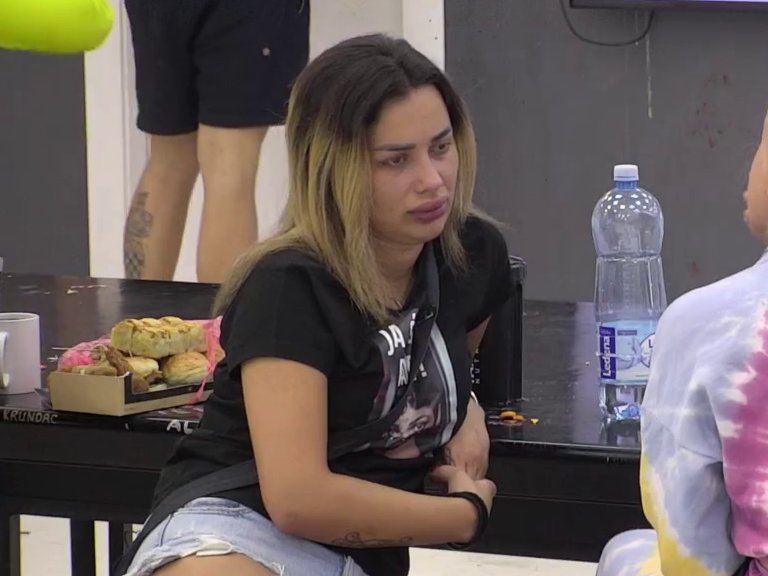 ZBOG SVAĐE S BIVŠIM SE ŠIŠALA NA ĆELAVO! Ovako danas izgleda bivša učesnica ZADRUGE: Gledali smo je u rijalitiju, a onda se skroz povukla iz javnosti, sad izgleda potpuno drugačije (FOTO)