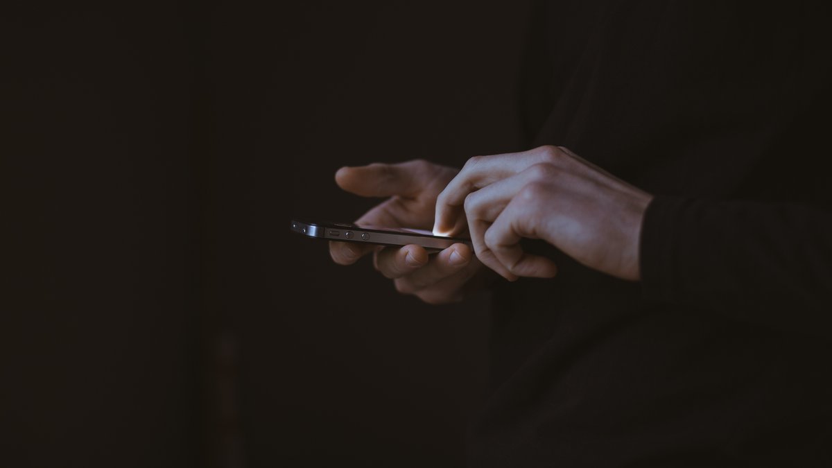 Ostavljen telefon na stolu i slabost da pogledate poruke: Šta ova želja zapravo govori o vezi?