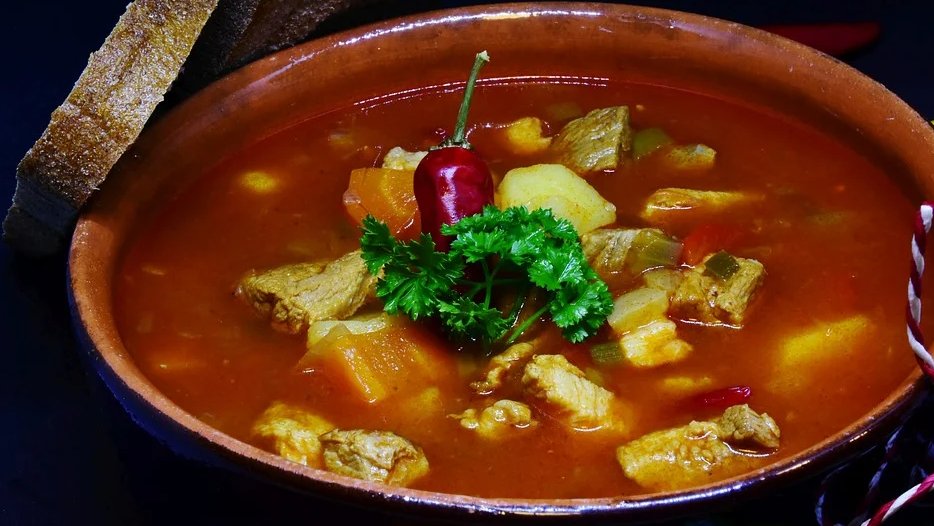 GULAŠ KAO IZ NAJBOLJEG RESTORANA: Tajna je u jednom koraku koji mnogi preskaču!