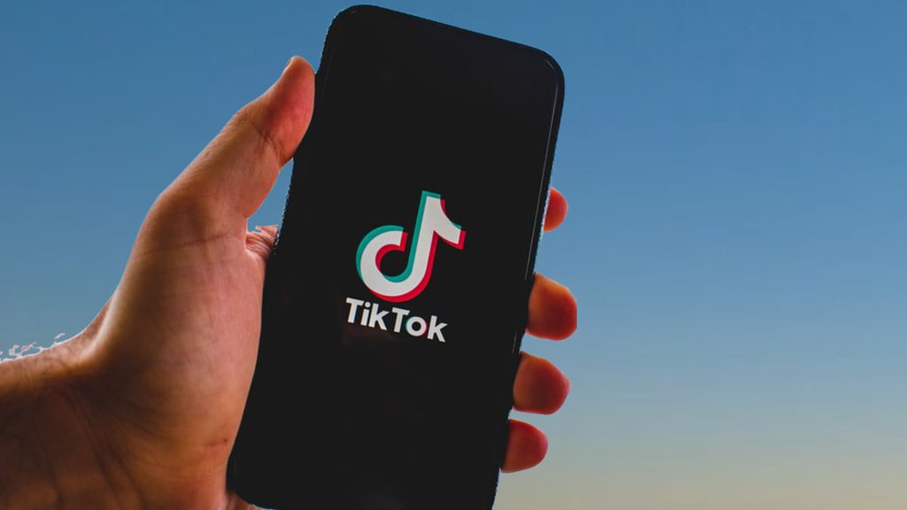 TIKTOK PADA U ZABORAV?! Najpopularnija aplikacija će biti UGAŠENA ako do 19. januara ne napravi OVU promenu!