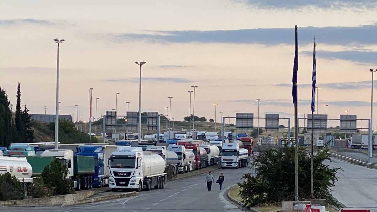 STANJE NA PUTEVIMA: Evo gde se čeka tri sata, a kakva je situacija na naplatnim rampama