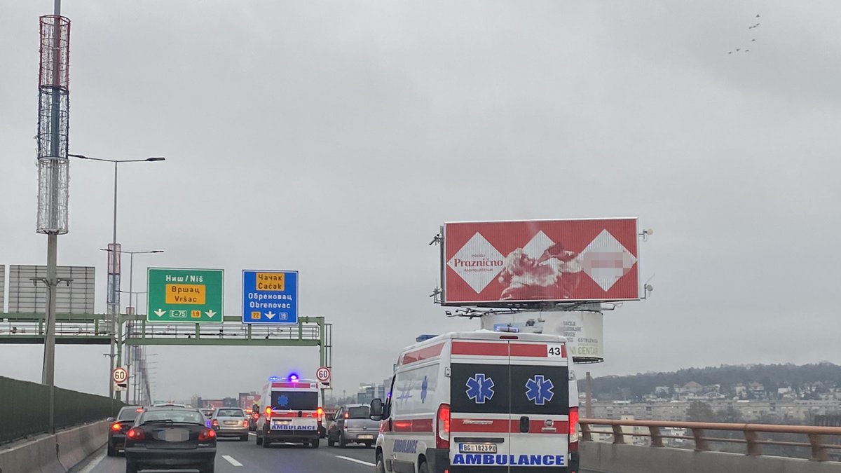 Dete teško povređeno na Karaburmi: Automobil ga oborio sa bicikla, prevezeno u Institut za majku i dete