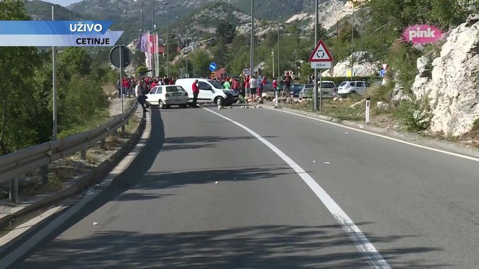 pink.rs | AUTOBUS SA SVEŠTENSTVOM, ZAJEDNO SA PREDSTAVNICIMA MEDIJA ZAUSTAVLJEN! Blokade na sve strane, čeka se informacija da li je taj pravac prohodan! - Vimarsana News