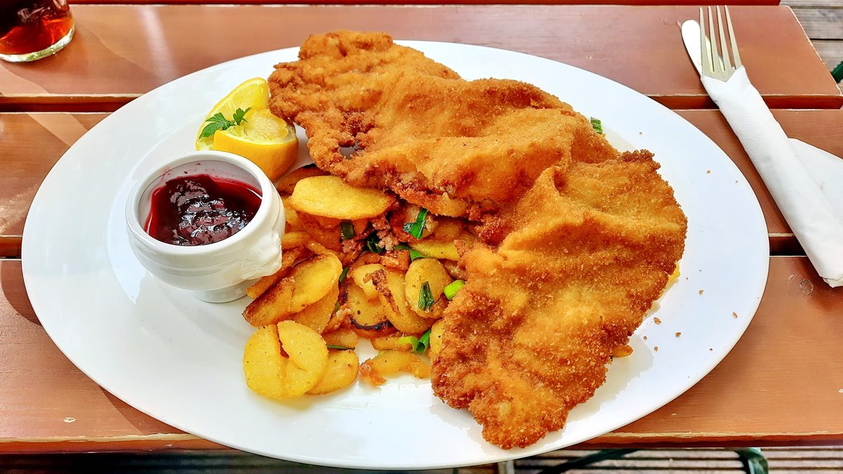 BEČKA ŠNICLA KAO IZ NAJBOLJEG RESTORANA: Hrskava spolja, sočna iznutra, a uz ovaj prilog postaje savršen ručak!