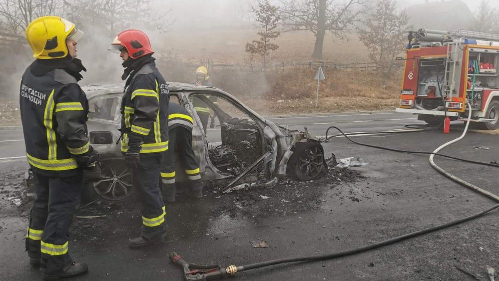 Pink.rs | Vatra Progutala Golfa U Novom Pazaru: U Opasnosti Od Požara ...