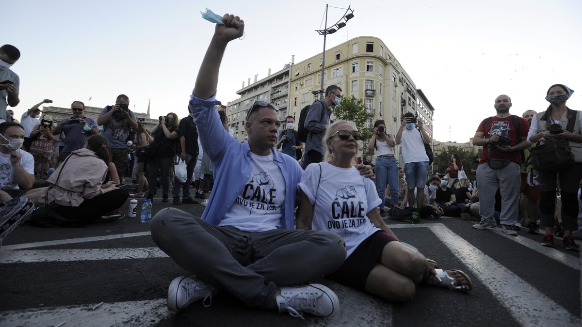 BLOKADERSKE PERJANICE SLAVE! Dok im polsušnici uništavaju Srbiju oni uživaju u inostranstvu (FOTO)