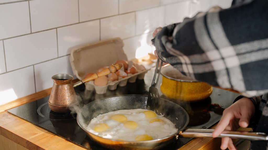 Kada spremate jaja za doručak uvek dodajte 1 namirnicu: Topi salo, a creva rade kao sat