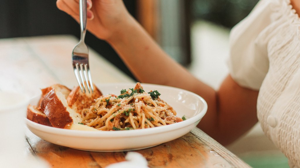 BRZA PASTA SA BROKOLIJEM I ŠARGAREPOM: Nema posebnog kuvanja testenine, sve se odmah pomeša u tiganju (VIDEO)