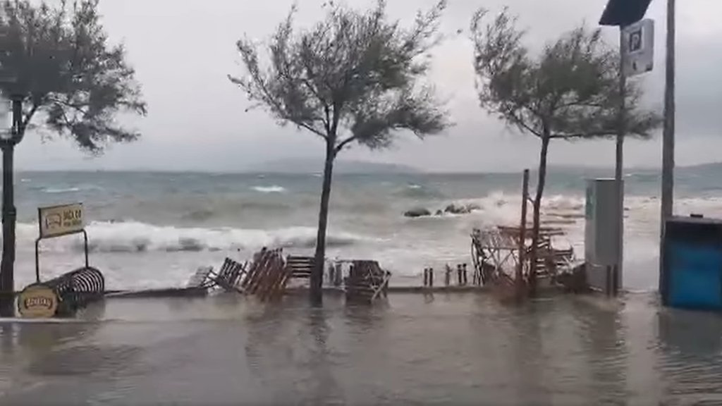 Haos zbog nevremena u Crnoj Gori, južni deo primorja bez struje: Apel građanima da do srede ne izlaze iz kuća