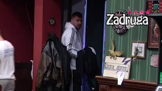 Pink Rs Ti Si Gora Od Svih Njih Janjusu Pala Roletna Pa Maji Uputio Niz Brutalnih Uvreda A Onda Je Zalupio Vratima Video