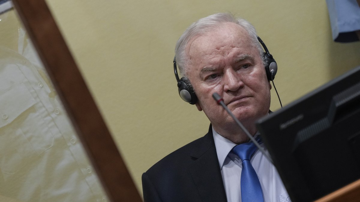 KRITIČNO ZDRAVSTVENO STANJE RATKA MLADIĆA Porodica i odbrana alarmiraju javnost: ‘Niti jede, niti pije!’ – Oglasio se Milorad Dodik