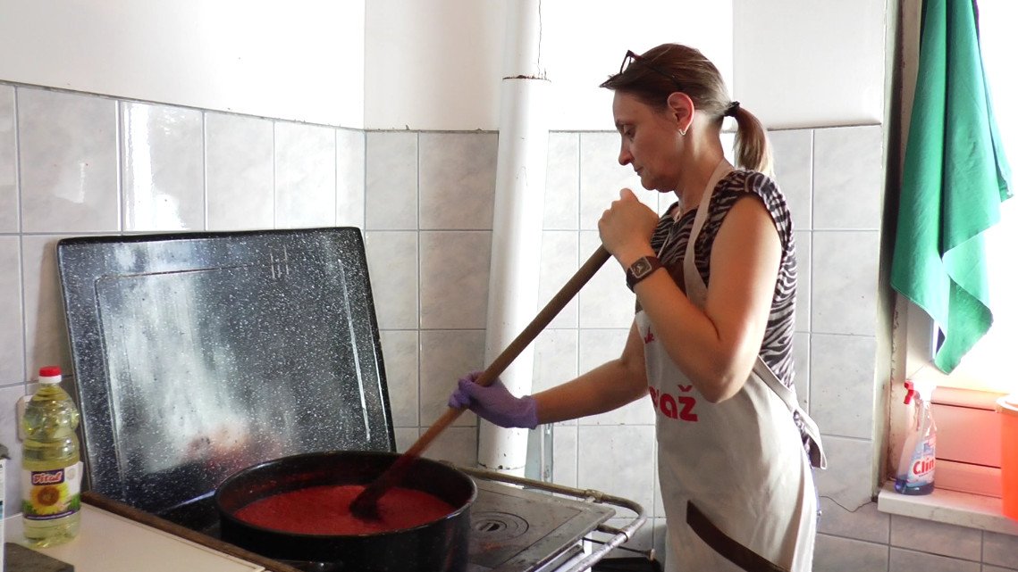 MA KAKAV AJVAR, POLA SRBIJE KUVA OVAJ RECEPT! Paprika krcka pod zubima, a sočni sos se jede kašikom direktno iz tegle!