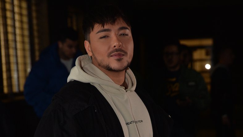 MILAN STANKOVIĆ SE OGLASIO USRED NOĆI I NAPRAVIO HAOS: Sa njim bio još jedan muškarac, a evo kakav život vodi pevač (FOTO)