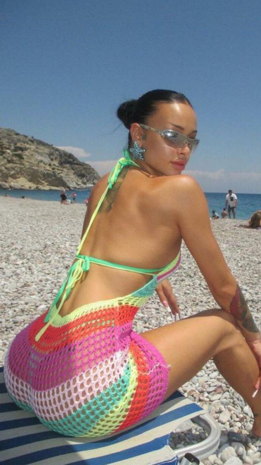 SITNE, A DINAMITNE: Ove pevačice su najniže na estradi, a nećete verovati koja među njima je visoka samo 156 cm (FOTO)
