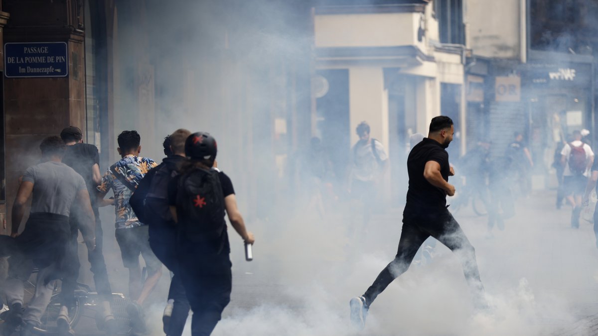 Haos u Francuskoj: Sukobi demonstranata i policije tokom današnjih protesta u Parizu i Lionu