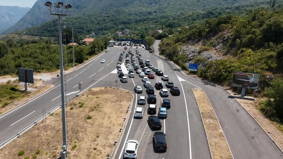 VOZAČI, OPREZ! Na putevima u OVOM delu Srbije stvaraju se kilometarske kolone – Evo gde su NAJKRITIČNIJE TAČKE