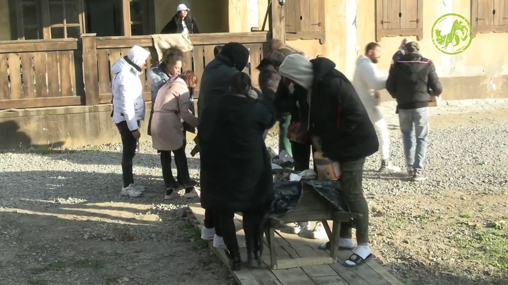 SVE TRPALI U DŽEPOVE I JAKNE: Sneža Kušadasi pokušala da  sačuva namirnice, farmeri ipak POLA UKRALI!