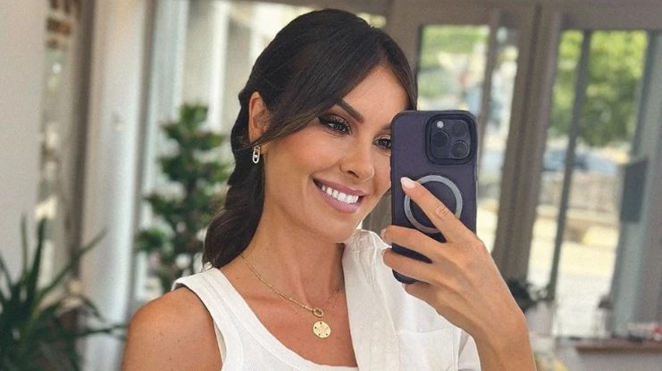 SKINULA SE DRAGANA MIĆALOVIĆ! Glumica napustila Srbiju i uživa u ovom raju: Pokazala preplanulo telo u mini bikiniju (FOTO)