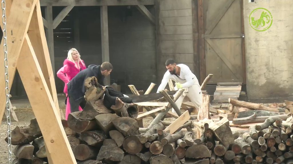 RUŽIČASTA DIVA SA FARME! Umesto da se prihvati posla, Barbi odlučila da PESMOM pruži moralnu podršku Boži i Lakiću! (VIDEO)