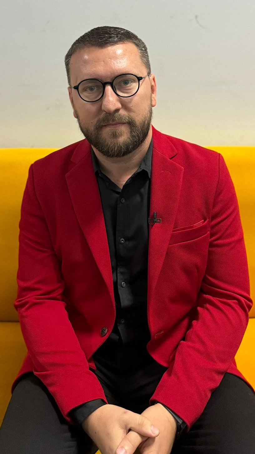Uroš Stanić našao dečka, a gde mu je Sloba analitičar?! Svi su brujali o GEJ AFERI, Josipović sada priznao: Nastavili smo tamo gde smo stali!