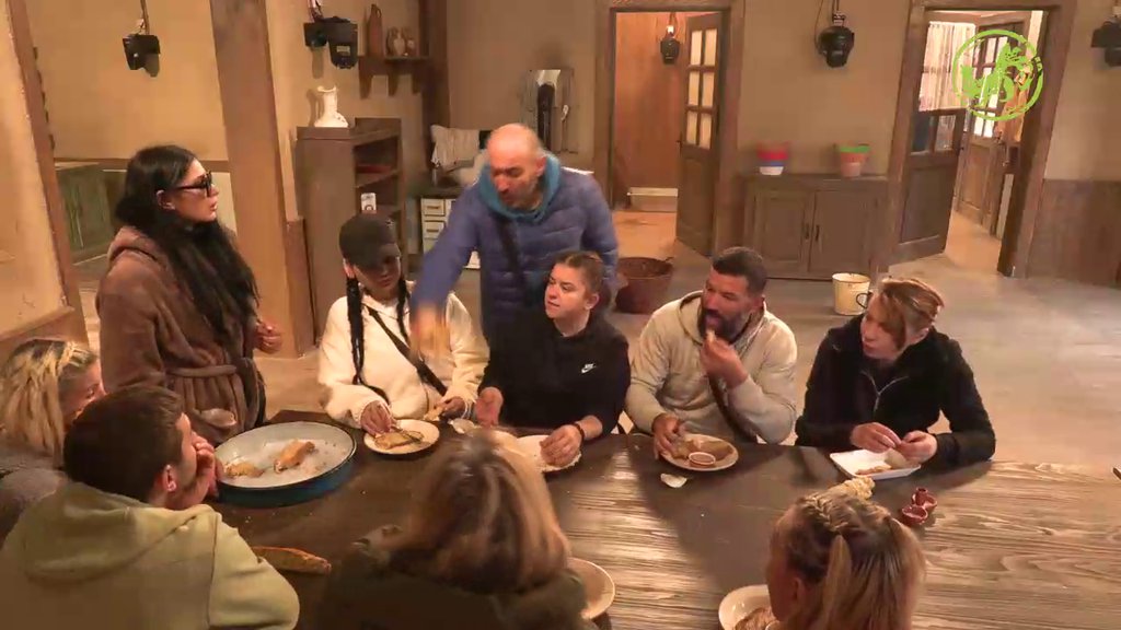 Conja pobesneo zbog hrane! Otimao iz tanjira hleb farmerima, pa se žestoko sukobio sa gazdaricom (VIDEO)