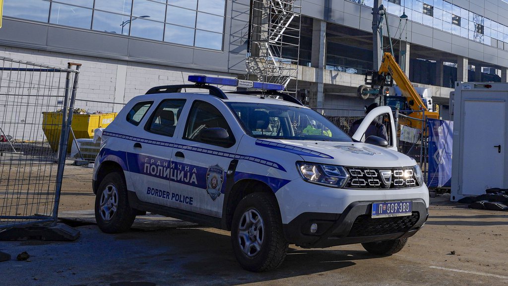 AUTOM ULETEO NA PISTU, PROBIO RAMPU PA BEŽAO SKORO DO GRANICE SA BiH: Detalji divljanja na aerodromu Nikola Tesla: Srđan (33) nije saslušan