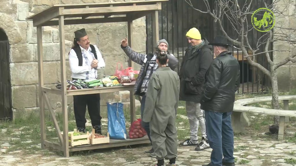 VREME JA ZA PIJACU! Ovonedeljne sluge nisu imale NIŠTA da ponude, Kristijan bacio Dušicu na leđa, pa čučnjevima pokušao da zaradi barem nešto! (VIDEO)