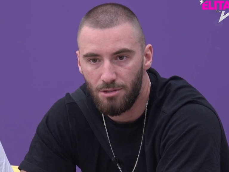 Vrelo, vrelije, Mensur Ajdarpašić! Bivši učesnik Elite intimu prekrio samo peškirom, devojkama popadale vilice (FOTO)