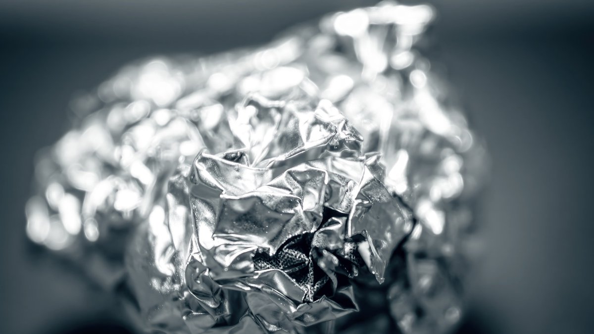 Komad aluminijumske folije stavite ispred vrata i gledajte šta se dešava: Rešiće vam veliki problem preko noći