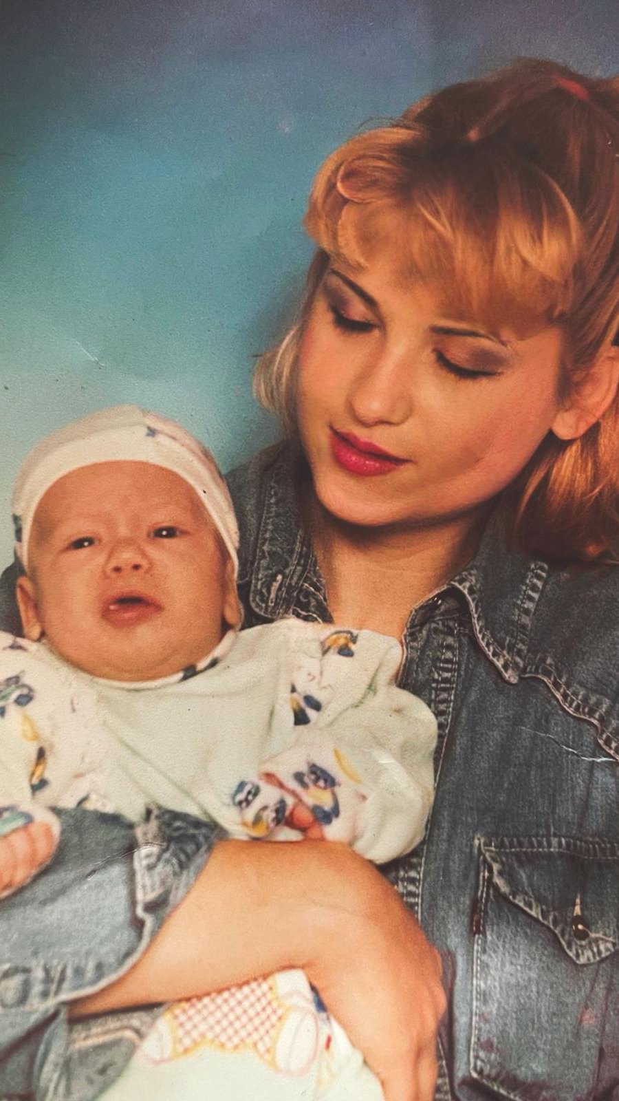 ZAVIRITE U PORODIČNI ALBUM UROŠA STANIĆA: Evo kako je učesnik ELITE izgledao kao dete, a pogledajte i kako mu izgledaju roditelji! (FOTO)
