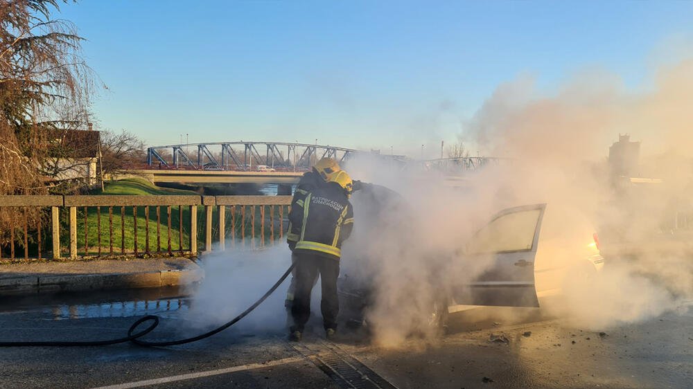 Jeziva scena kod Dobanovaca: Zapalio se automobil, sve nestaje u plamenu