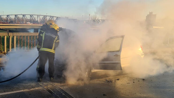 Buknuli automobili na Bežaniji: Vatrogasci izašli na teren, istraga u toku