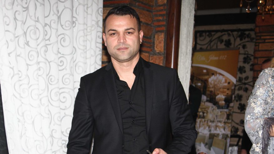 Našem poznatom pevaču pretili SMRĆU: Na nastupu mu dali ceduljicu sa JEZIVOM PORUKOM – Evo kako je reagovao