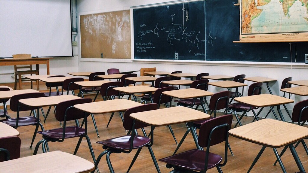 POGUBNE POSLEDICE! Studenti i đaci jedini žrtvuju - nastavu, moguće i celu školsku godinu, upis u školu i na fakultet, mesto u domu, školarinu...