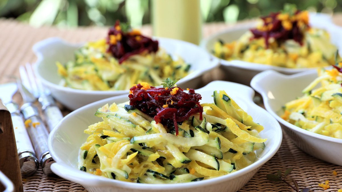 Osvežavajuća salata sa tikvicama: Lagan obrok koji ćete praviti tokom celog leta!