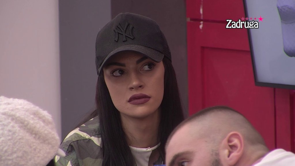 Neću ćutati, moj otac je napadnut: Oglasio se sin čoveka na kojeg je Tara Simov nasrnula nožem, otkrio istinu o njihovom odnosu, pa najavio njeno RASKRINKAVANJE (FOTO)