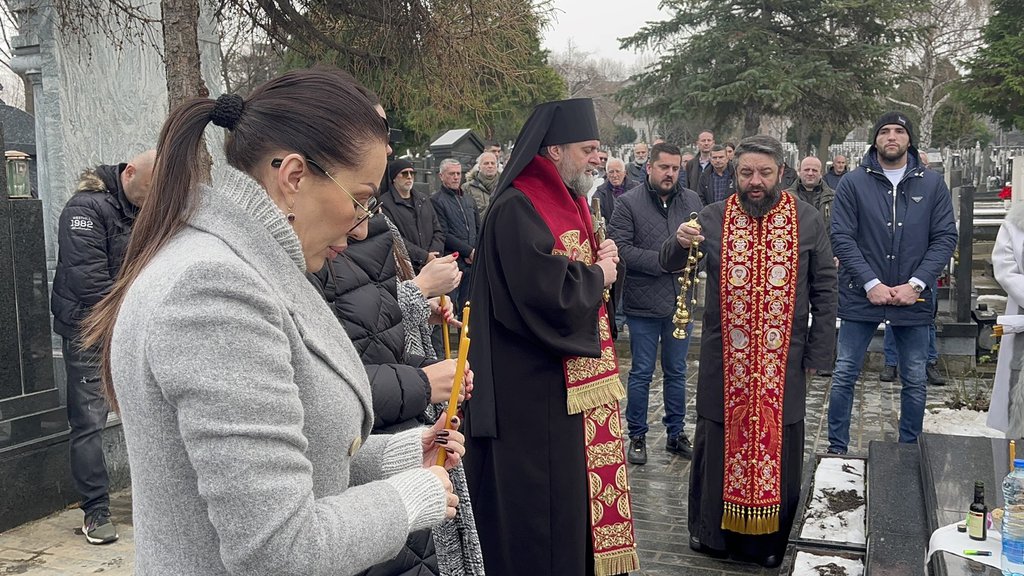 POČEO POMEN ŽELJKU RAŽNATOVIĆU ARKANU! Ceca na grob donela buket belih ...