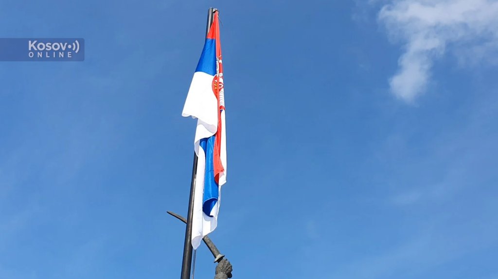 Presečen jarbol na zvečanskoj tvrđavi, pa postavljen novi: Zastava se ponovo vijori