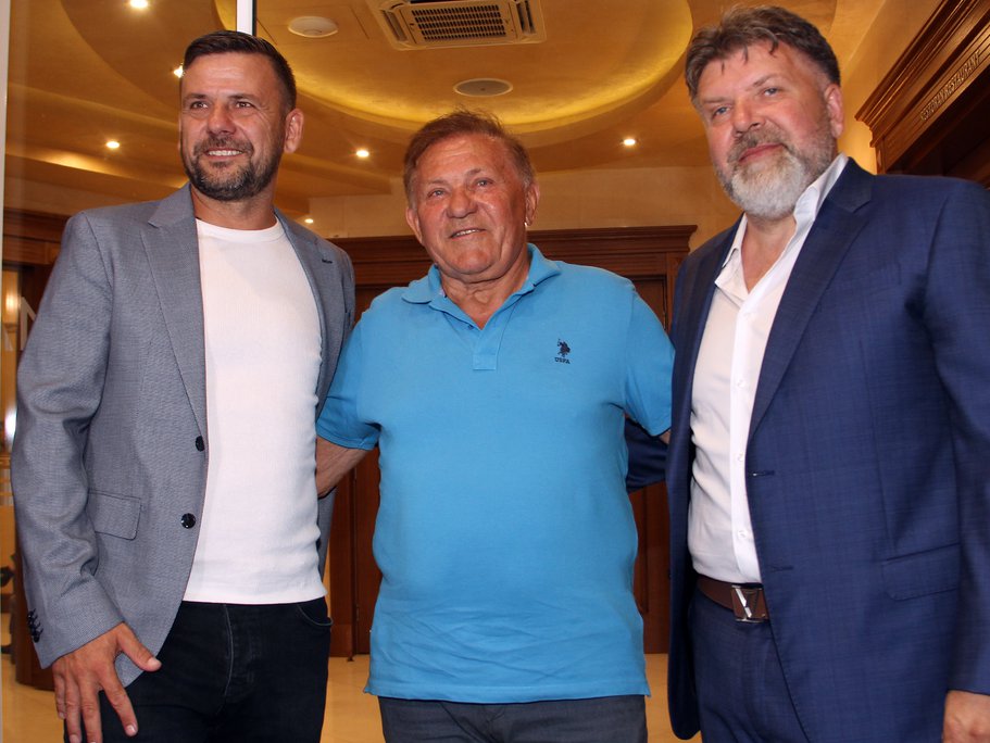 JA SAM BUDALA, UZELA MI JE DVE KUĆE I PEKARU: Našeg pevača skupo koštao razvod: Jedan je od najbogatijih na estradi